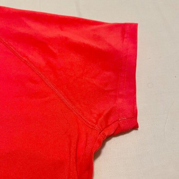 Under Armour Womens Shirt Size Small Heatgear Semi Fitted Tshirt Vneck - Picture 12 of 16